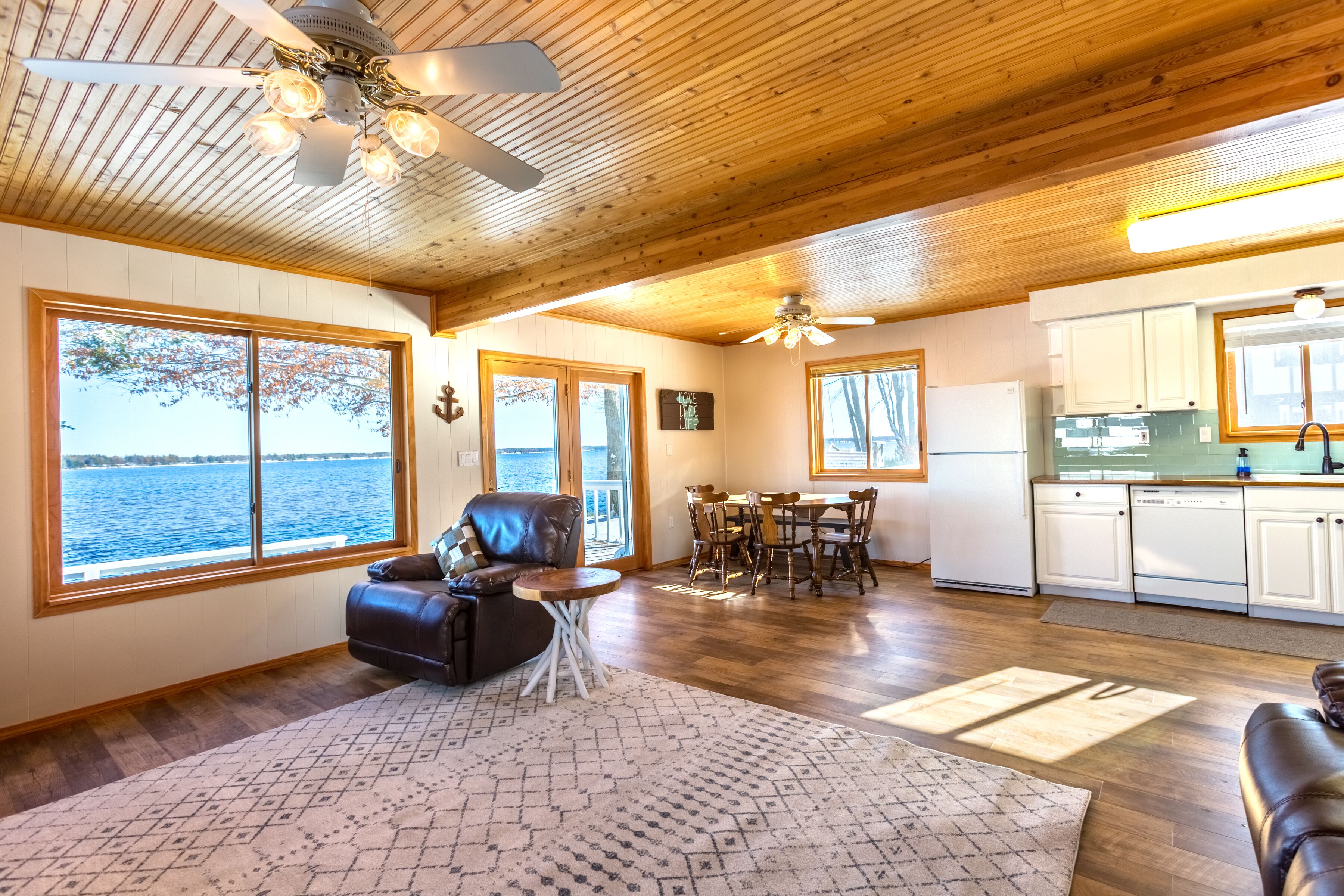 Cozy Lake-Front Cottage with beautiful sunrise views!