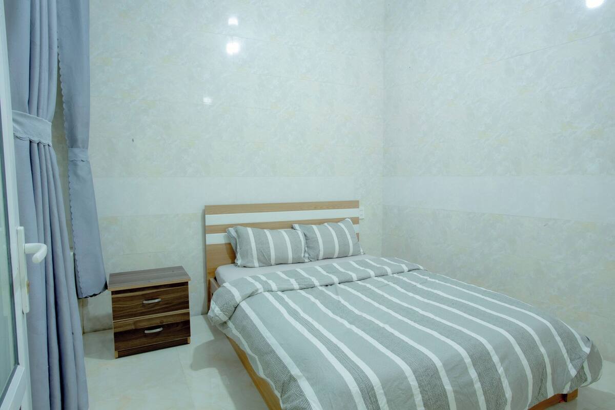 3 bedrooms, premium bedding, laptop workspace, soundproofing