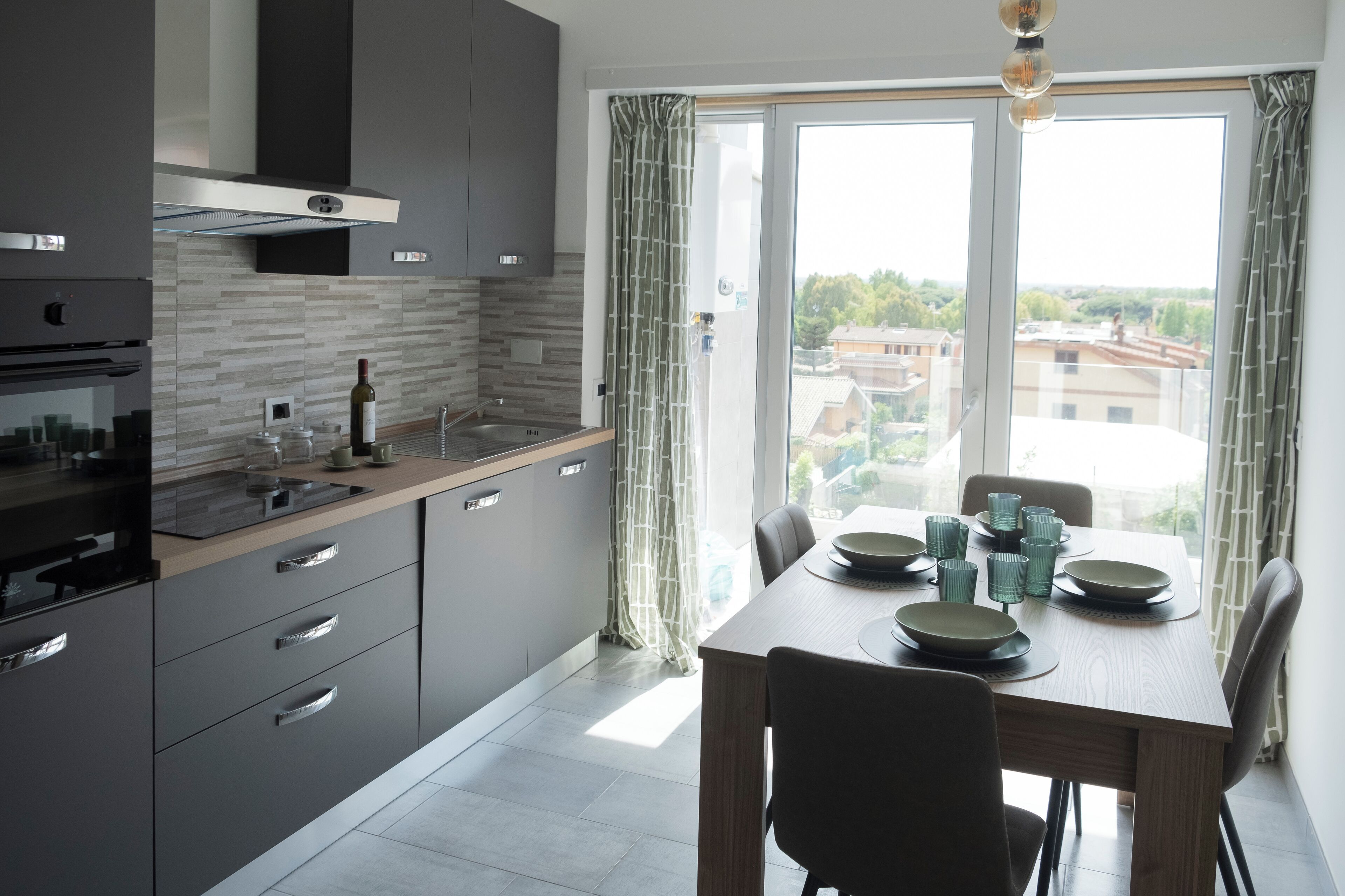 冷蔵庫、オーブン、コンロ、食器洗い機