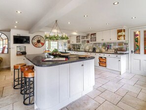 Dishwasher, high chair - 5 bedroom accommodation in Ashby St Ledgers (Ashby St Ledgers)