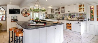 5 bedroom accommodation in Ashby St Ledgers