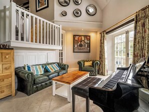 Fireplace - 5 bedroom accommodation in Ashby St Ledgers (Ashby St Ledgers)