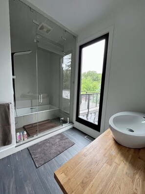 Een douche, handdoeken, zeep, shampoo