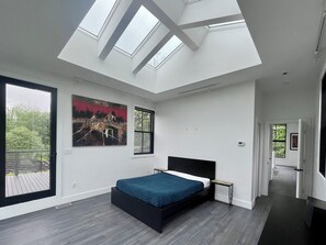 3 bedrooms, WiFi, bed sheets - Light and Power Co. modern industrial located in picturesque Cohasset Ma.  (Cohasset)