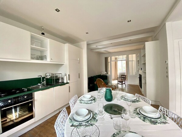 Fridge, oven, dishwasher, coffee/tea maker - Appartement et Studio Hypercentre Terrasse au Calme (BIARRITZ)