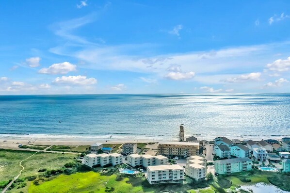 Nær stranden og strandhåndklær