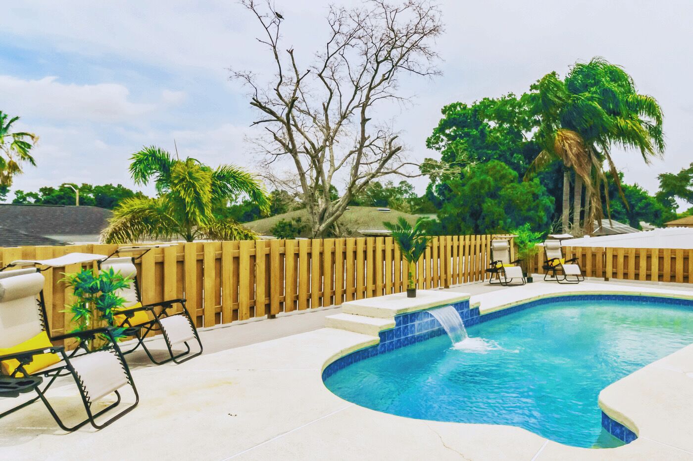 Una piscina al aire libre, una piscina climatizada