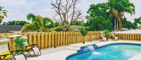 Una piscina al aire libre, una piscina climatizada