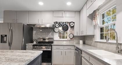 Holly Hill.. 3-bedroom home in Historic Gastonia private yard 20min to Airport