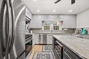 Fridge, microwave, oven, stovetop - Holly Hill.. 3-bedroom home in Historic Gastonia private yard 20min to Airport (Gastonia)