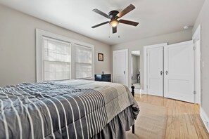 3 bedrooms, iron/ironing board, WiFi, bed sheets - Holly Hill.. 3-bedroom home in Historic Gastonia private yard 20min to Airport (Gastonia)