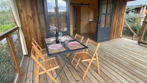 Outdoor dining - Lodge au Milieu des Vignes Située Entre mer et Montagne. Idéal Couple ou Famille (saint genies de fontedit)