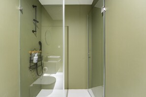 Douche, séchoir à cheveux, serviettes fournies