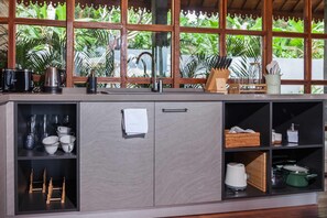 Frigorifero, microonde, forno, piano cottura
