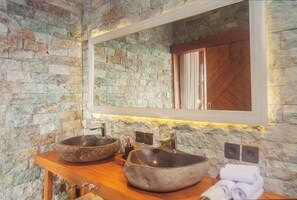 Dusj, hårføner, bidé og håndklær