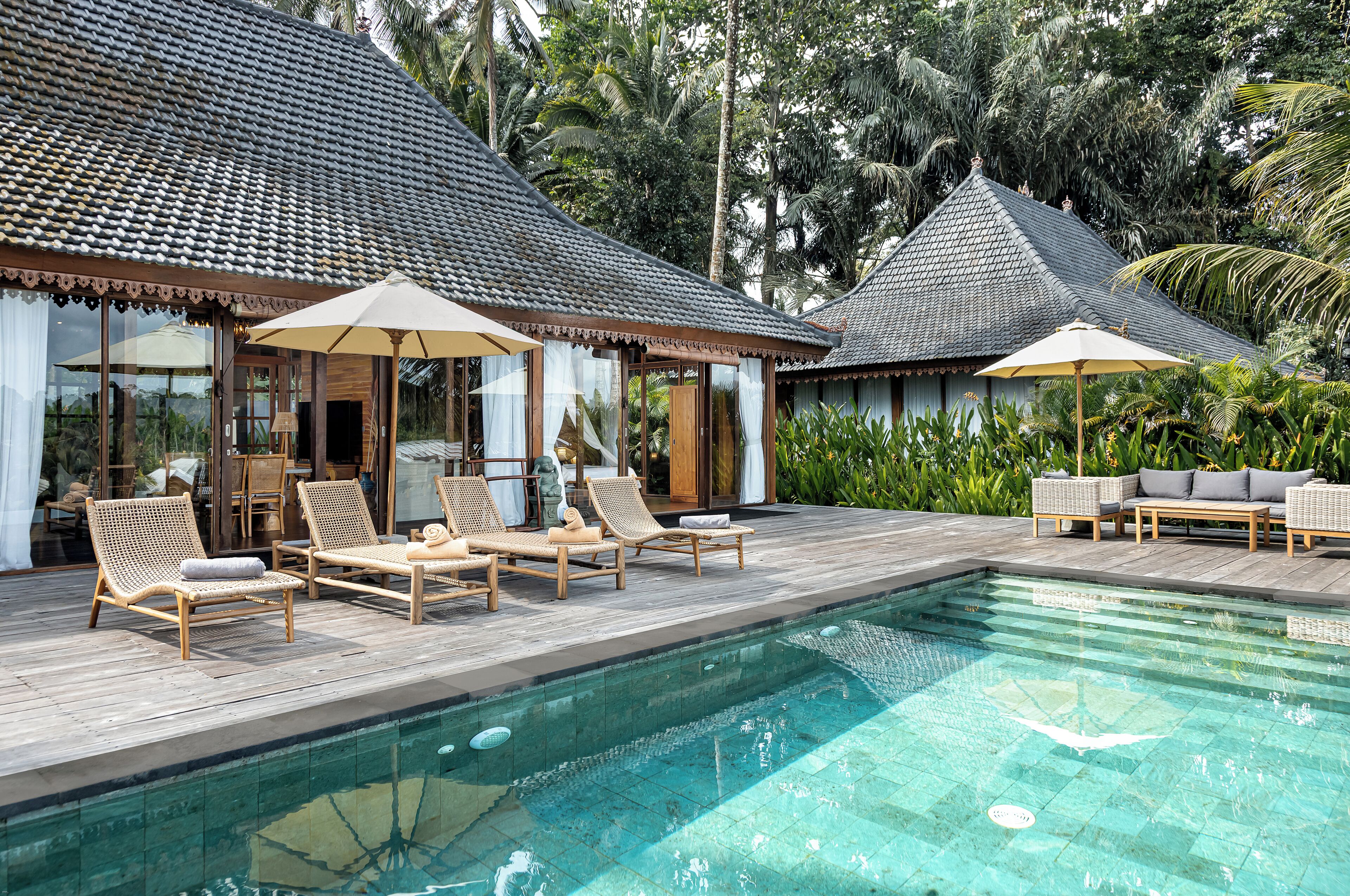 Una piscina al aire libre