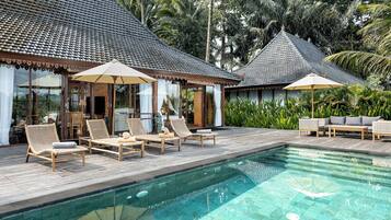 Una piscina al aire libre