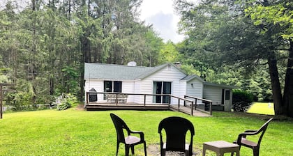 Cozy and private countryside cottage in Newfield. Pet-friendly!