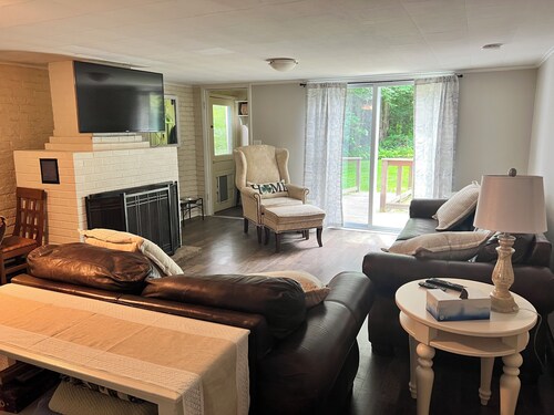 Cozy and private countryside cottage in Newfield. Pet-friendly!