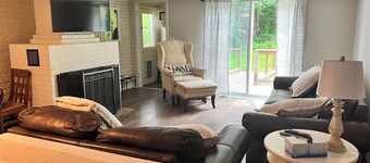 Cozy and private countryside cottage in Newfield. Pet-friendly!