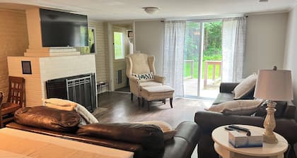 Cozy and private countryside cottage in Newfield. Pet-friendly!