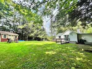 Terrace/patio - Cozy and private countryside cottage in Newfield. Pet-friendly! (Newfield)