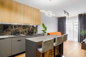Exclusive-Apartment | Eigene Küche | Großer Kühlschrank, Ofen, Herdplatte, Geschirrspüler