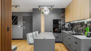 Exclusive-huoneisto | Yksityinen keittiö | Täysikokoinen jääkaappi, liesi, astianpesukone, vedenkeitin
