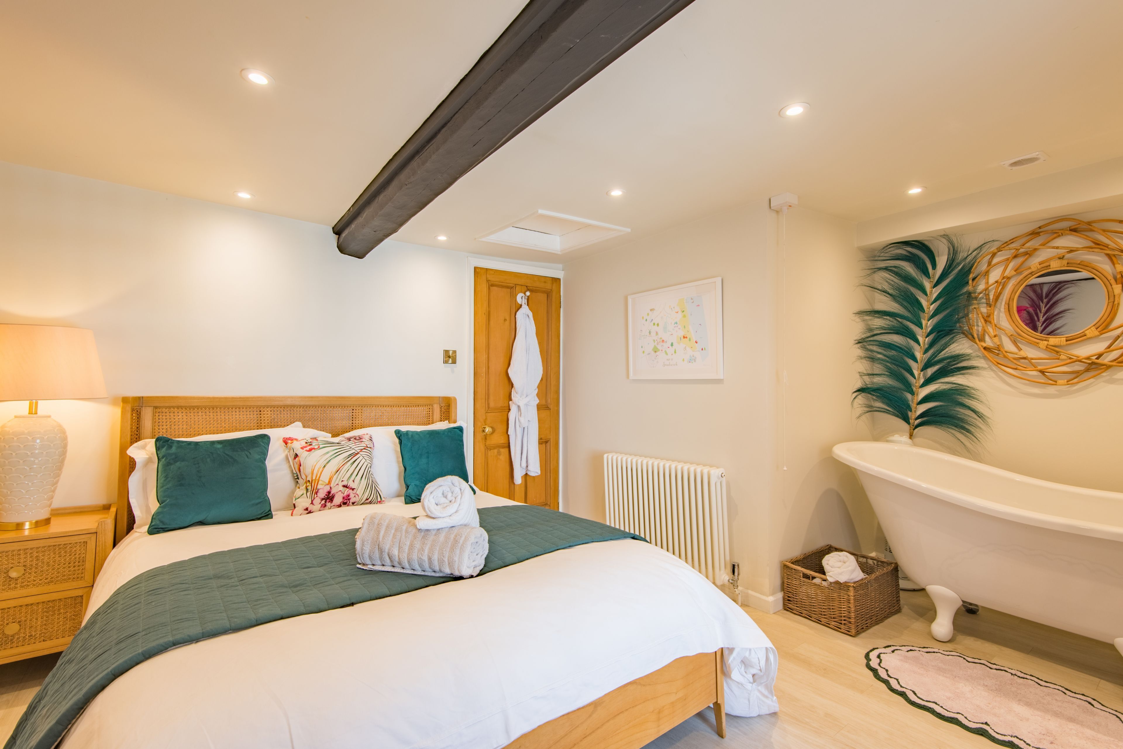 2 bedrooms, iron/ironing board, WiFi