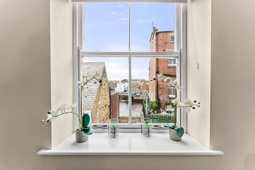 Elegant 3 Bed Abode in Central Whitby - Sleeps 7