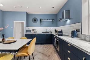 Fridge, microwave, oven, stovetop - Elegant 3 Bed Abode in Central Whitby - Sleeps 7 (Whitby)