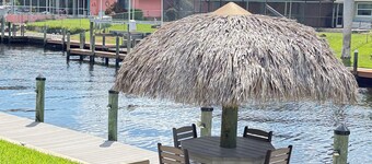 Pool, Hot Tub, Pool Table and on a Direct Gulf Access CANAL!! Sun All Day Long!!