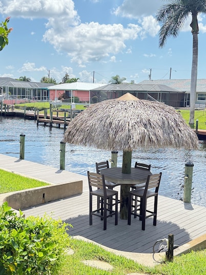 Pool, Hot Tub, Pool Table and on a Direct Gulf Access CANAL!! Sun All Day Long!!