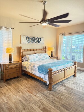 3 bedrooms, iron/ironing board, WiFi, bed sheets - Pool, Hot Tub, Pool Table and on a Direct Gulf Access CANAL!! Sun All Day Long!! (Cape Coral)
