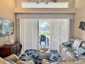 TV - Pool, Hot Tub, Pool Table and on a Direct Gulf Access CANAL!! Sun All Day Long!! (Cape Coral)