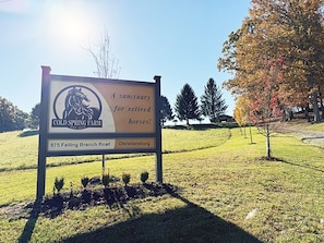 Cartel de Cold Spring Farm, un santuario para caballos jubilados, ubicado en 875 Falling Branch Road, Christiansburg.
