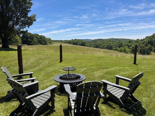 Cozy cottage with amazing views just 10 minutes to Blacksburg. Pet-friendly!