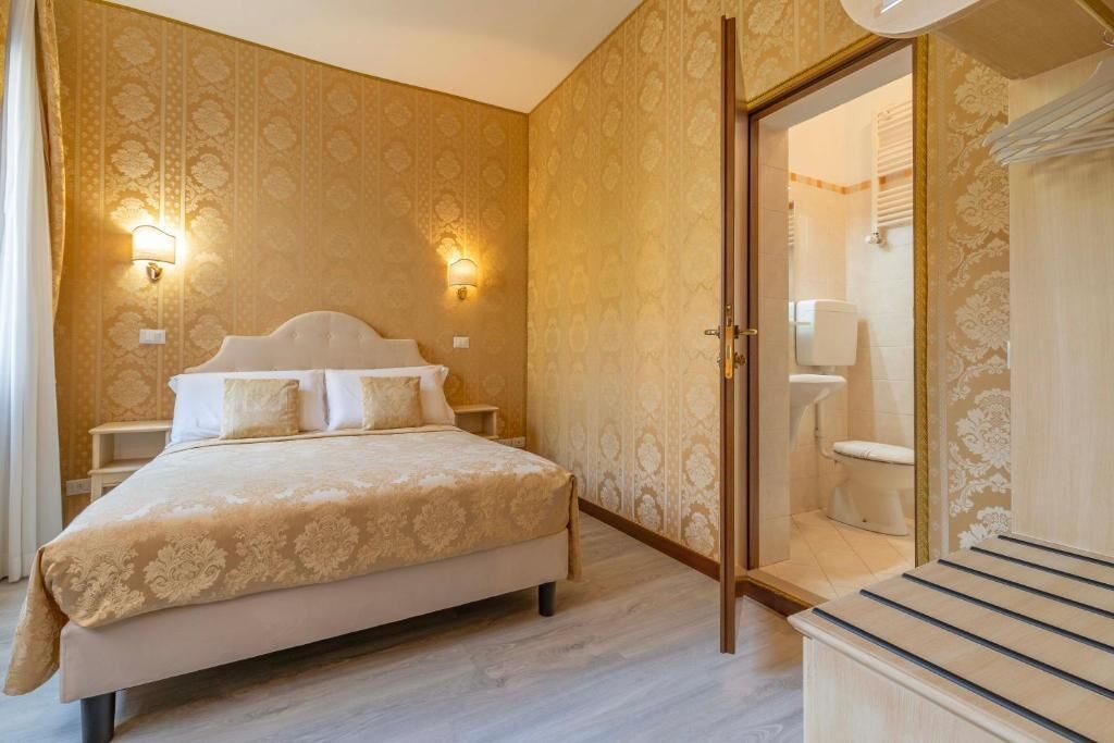 Classic-Doppelzimmer, Blick auf den Innenhof | Schreibtisch, laptopgeeigneter Arbeitsplatz, kostenloses WLAN