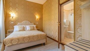 Classic-Doppelzimmer, Blick auf den Innenhof | Schreibtisch, laptopgeeigneter Arbeitsplatz, kostenloses WLAN