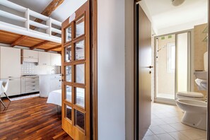 Classic Studio, City View | Bathroom | Shower, hair dryer, towels, soap - Ca' Beatrice (Venice)