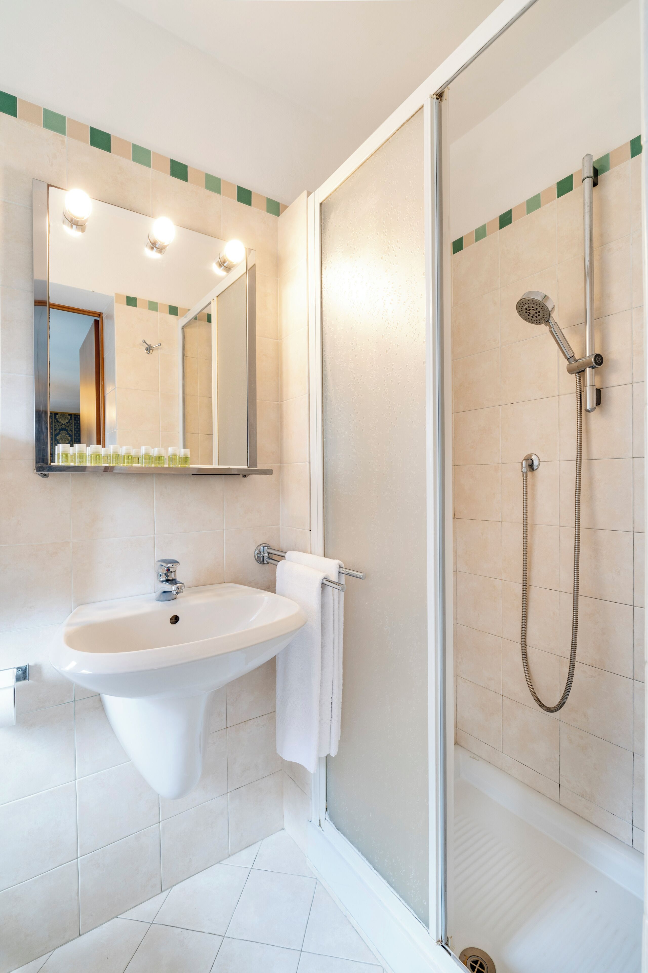 Dusche, kostenlose Toilettenartikel, Haartrockner, Bidet
