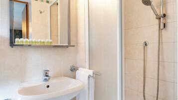 Dusche, kostenlose Toilettenartikel, Haartrockner, Bidet