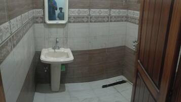 Deluxe Double Room | Bathroom | Free toiletries, soap, shampoo, toilet paper