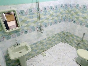 Dobbeltrom – deluxe | Bad | Toalettartikler (inkludert), såpe, sjampo og toalettpapir