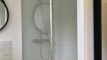 Een haardroger, handdoeken, toiletpapier