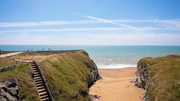 A coastal walkway leading to a sandy beach with a clear view of the sea. - Mobil home 3 chambres (Saint-Jean-de-Monts)