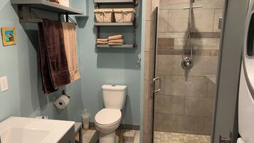 Serviettes fournies, savon, shampoing, papier toilette