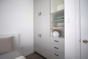 4 bedrooms, iron/ironing board, WiFi, bed sheets