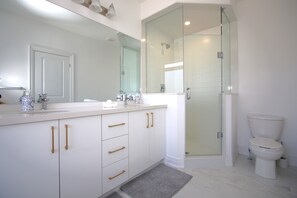 Een douche, een haardroger, handdoeken, zeep
