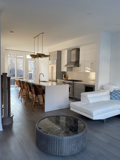 Brand New, Luxurious & Spacious 4-Level Townhouse (Sleeps 10) with Two Kitchens
